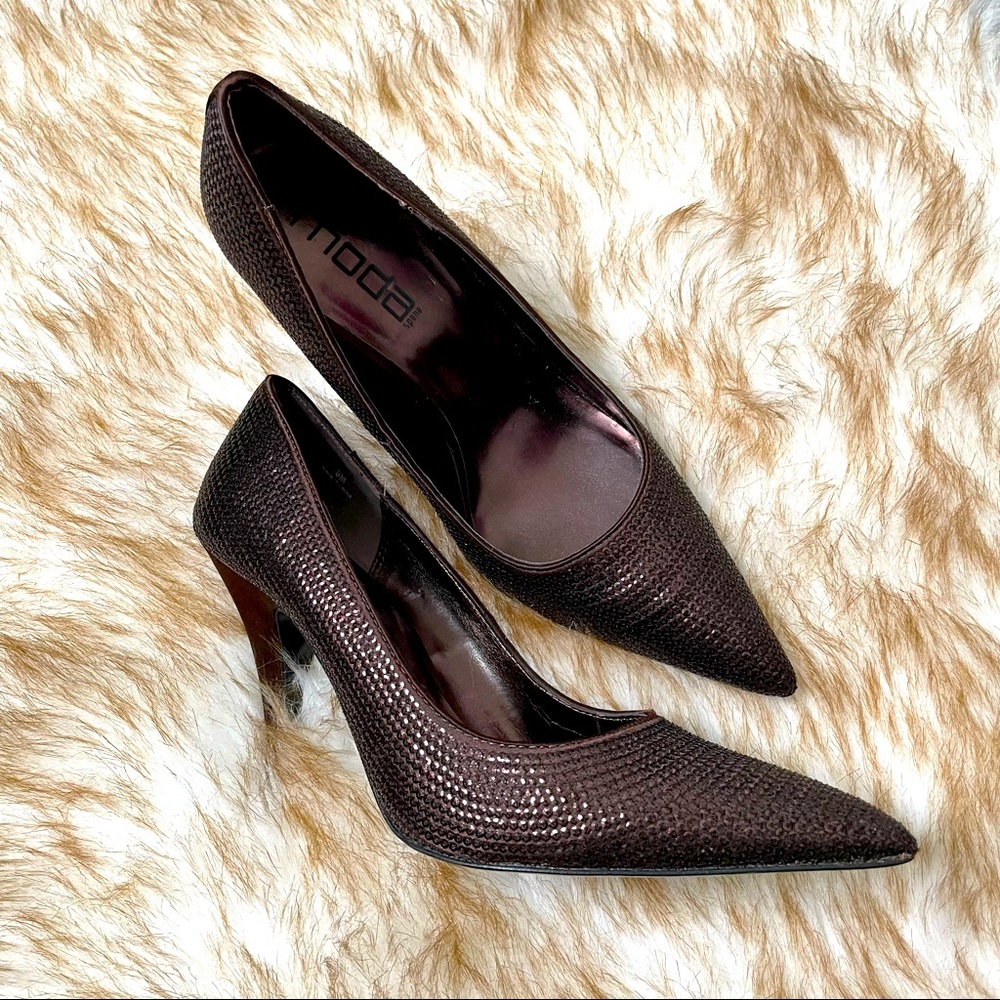 Moda brown rhinestone pump